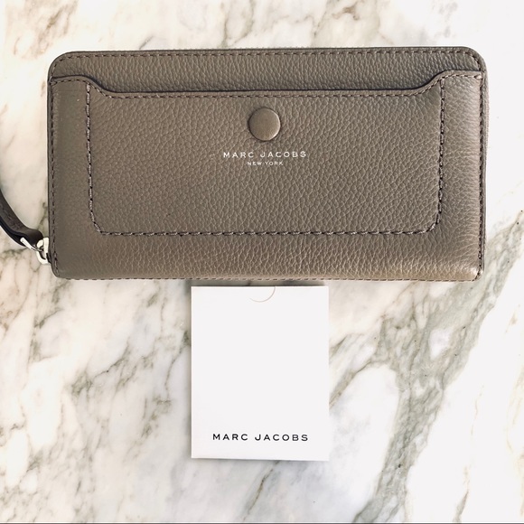 Marc Jacobs Handbags - Marc Jacobs Continental Wallet in Quartz Grey